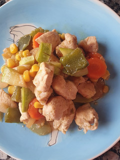 Una foto de Pollo con verduras a mi "estilo chino"