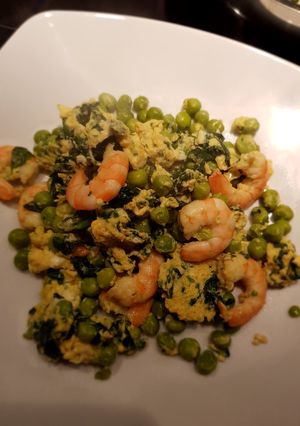 Una foto de Revuelto de gambas, guisantes y espinacas