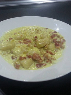 Una foto de Ñoquis con salsa de setas y bacon