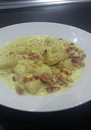 Una foto de Ñoquis con salsa de setas y bacon