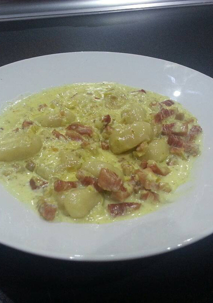 Una foto de Ñoquis con salsa de setas y bacon