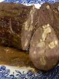 Redondo de ternera rellena de anacardos y pipas de calabaza con salsa especial