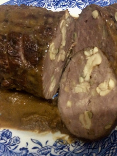 Una foto de Redondo de ternera rellena de anacardos y pipas de calabaza con salsa especial