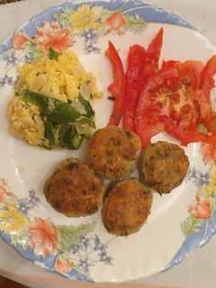 Una foto de Albóndigas de merluza con zapallitos salteados tomates orégano