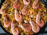 Una foto de paella de marisco congelado
