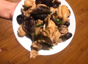 Hình của món Gà kho nấm hương.