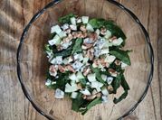 Una foto de ensalada rúcula
