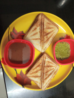 ટોસ્ટ સેન્ડવીચ (Toast Sandwich Recipe in Gujarati) રેસીપી મુખ્ય ફોટો