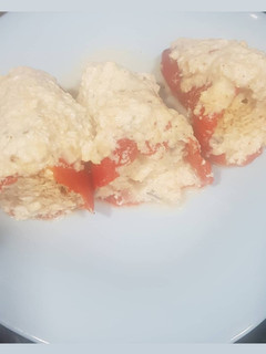 Una foto de Pimiento de piquillo relleno de pollo con salsa roquefort