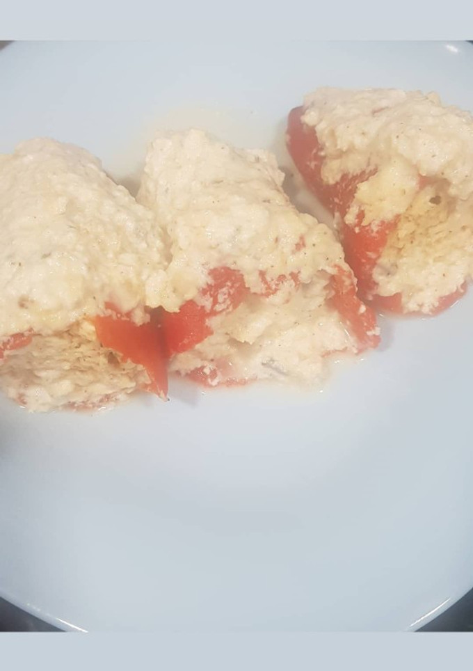 Una foto de Pimiento de piquillo relleno de pollo con salsa roquefort