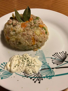 Una foto de Ensalada de coliflor y atún con verduras