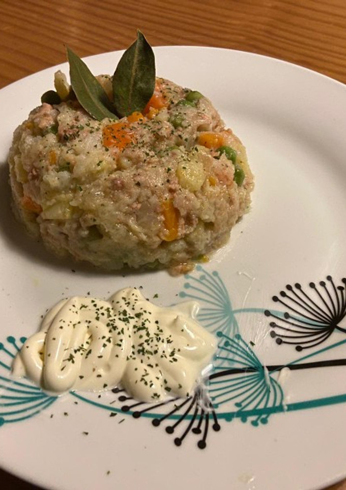 Una foto de Ensalada de coliflor y atún con verduras