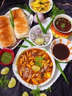 महाराष्ट्रीयन फेमस मिसल पाव (Misal pav recipe in hindi) रेसिपी मुख्य फोटो