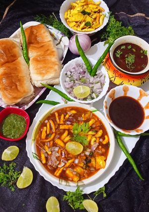 A picture of Maharashtrian Famous Misal Pav.