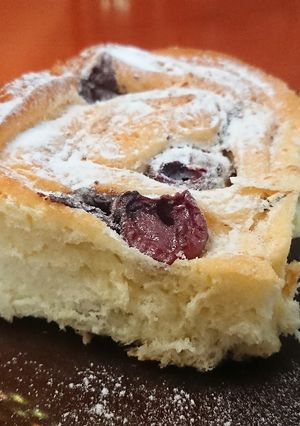 Habos, csokis, meggyes csiga recept fotója