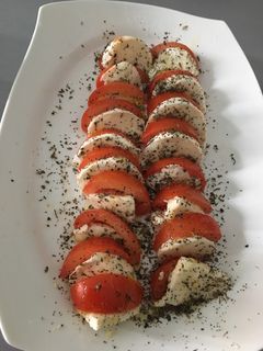 Una foto de Ensalada de tomate y queso mozzarella