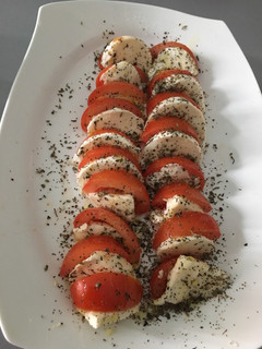Una foto de Ensalada de tomate y queso mozzarella