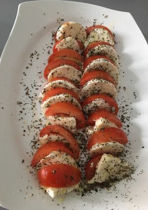 Una foto de Ensalada de tomate y queso mozzarella