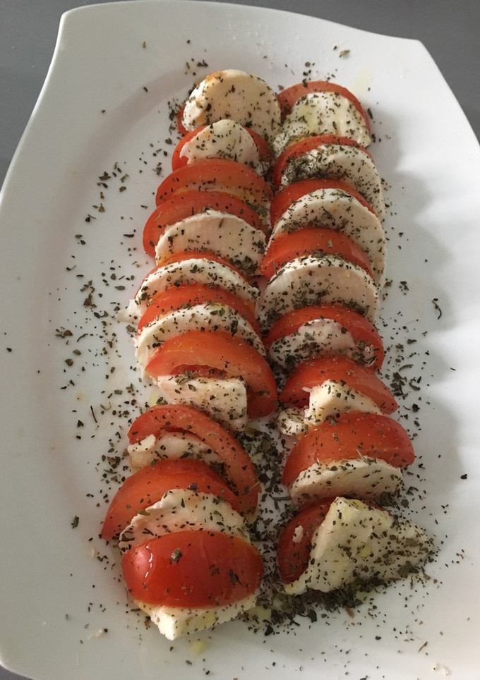 Una foto de Ensalada de tomate y queso mozzarella