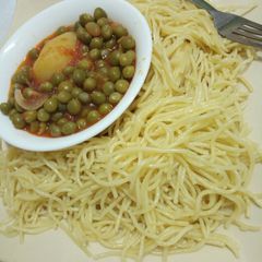 A picture of Spaghetti and peas stew.