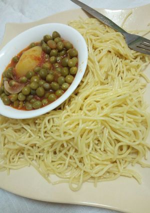 A picture of Spaghetti and peas stew.