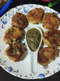 व्रत वाली केले और आलू टिक्की रेसिपी मुख्य फोटो