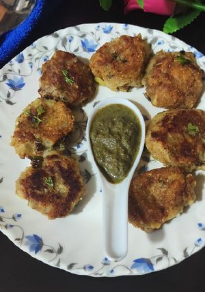 व्रत वाली केले और आलू टिक्की रेसिपी मुख्य फोटो