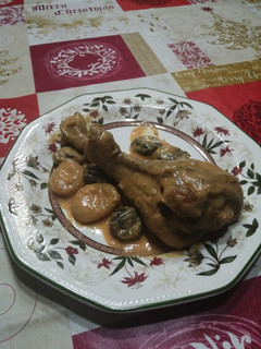 Una foto de Muslos de pavo en salsa con ciruelas y orejones