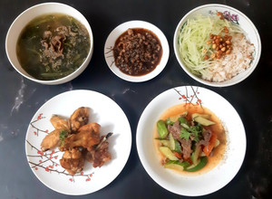Hình của món Mâm cơm mắm ruốc xào thịt và các món ăn kèm.