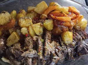 Una foto de Tapa de nalga novillo mechada. Con papas y zapallo