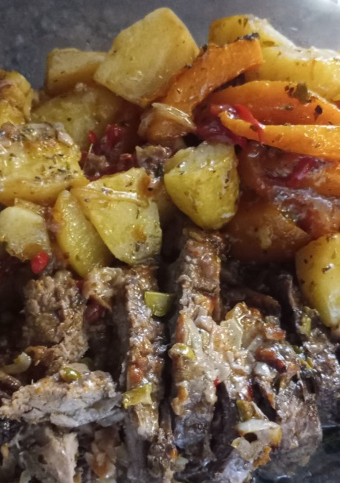 Una foto de Tapa de nalga novillo mechada. Con papas y zapallo