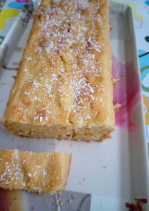 Una foto de Budín húmedo de limón y manzanas