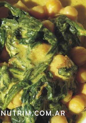 Una foto de Espinaca y Garbanzos en Crema de Yogur - Comida Árabe