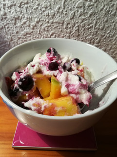 Una foto de Yogur con arándanos y mango