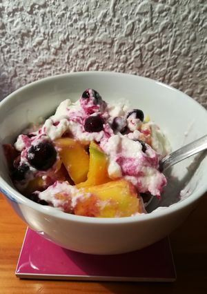 Una foto de Yogur con arándanos y mango