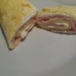 Rollo de tortilla, jamón cocido y queso