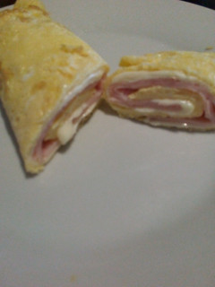 Una foto de Rollo de tortilla, jamón cocido y queso