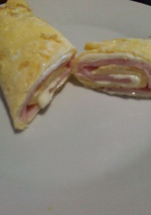 Una foto de Rollo de tortilla, jamón cocido y queso