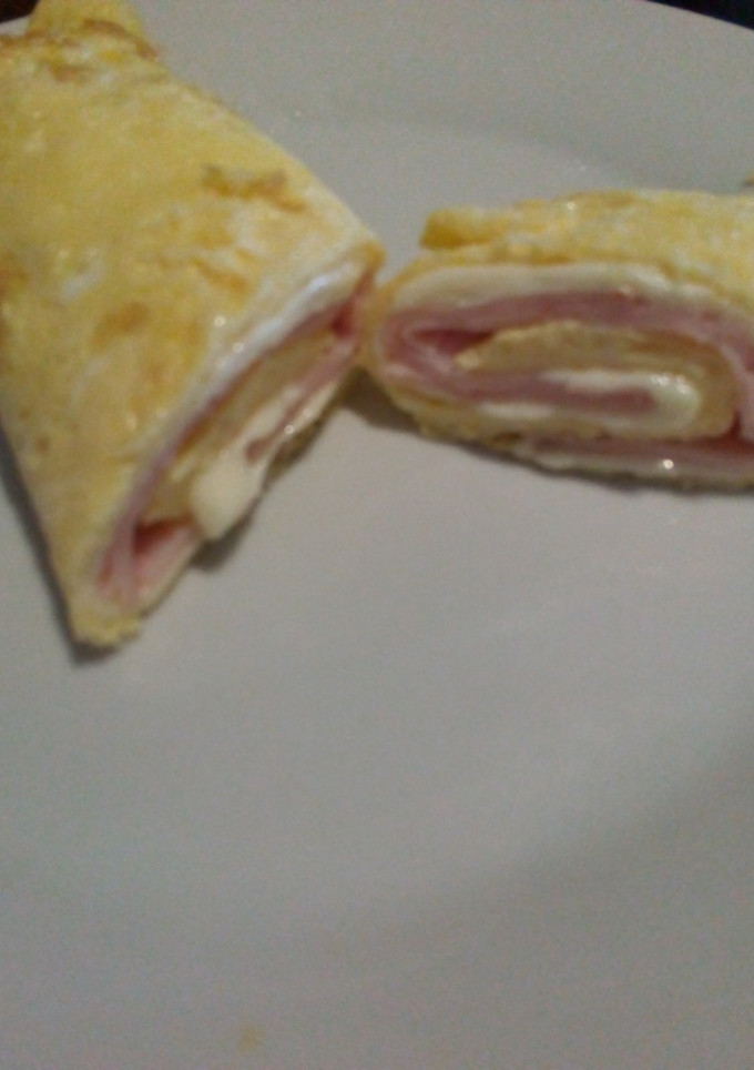 Una foto de Rollo de tortilla, jamón cocido y queso