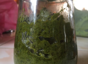 Una foto de Pesto de albahaca