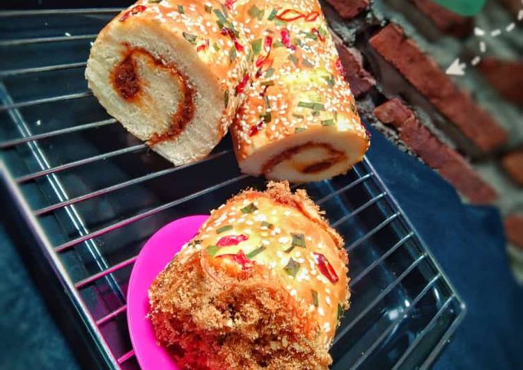 Roti Gulung Abon (Floss roll bun)