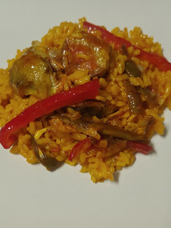Una foto de Arroz con alcachofas, pimiento y judías