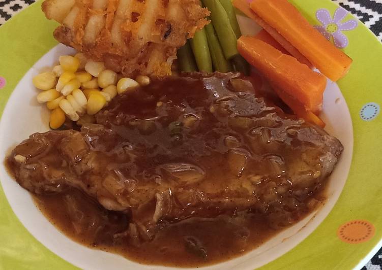 Cara Gampang Menyiapkan Beef Steak with Brown Sauce yang Lezat