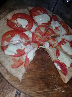 Una foto de Pizza integral de queso y tomates🍅🍅🧀🧀!!!!