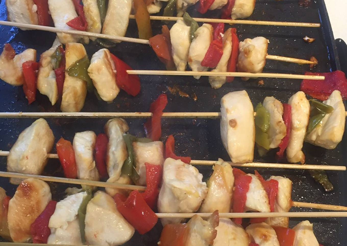 Brochetas de pechuga de pollo