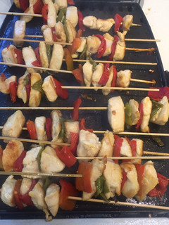 Una foto de Brochetas de pechuga de pollo