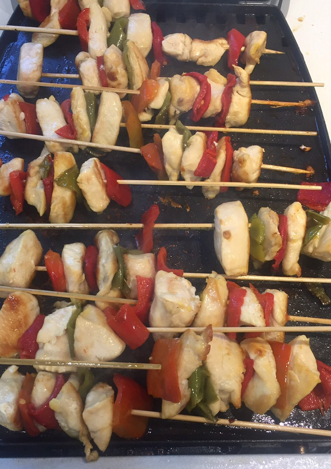 Una foto de Brochetas de pechuga de pollo