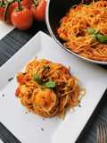 Spaghete cu creveți și sos de roșii