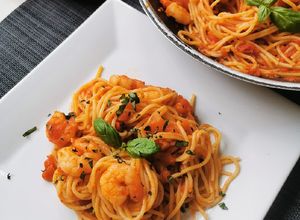O poză a rețetei Spaghete cu creveți și sos de roșii.