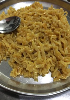 કરી નુડલ્સ (Curry Noodles Recipe In Gujarati) રેસીપી મુખ્ય ફોટો